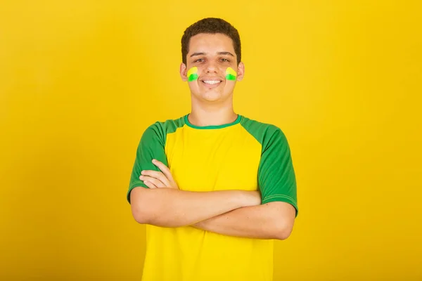Νεαρός Βραζιλιάνος Οπαδός Ποδοσφαίρου Ντυμένοι Πράσινο Και Κίτρινο Σταυρωμένα Χέρια — Φωτογραφία Αρχείου