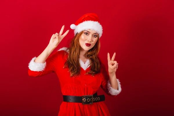 Güzel Brezilyalı Kızıl Saçlı Kadın Noel Kıyafetleri Giymiş Noel Baba — Stok fotoğraf