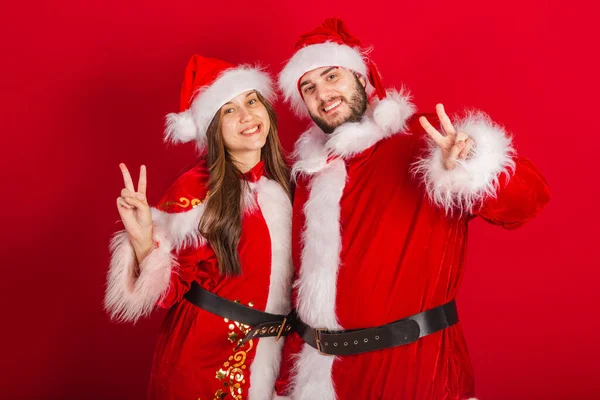Pareja Brasileña Con Ropa Navidad Santa Claus Signo Paz Amor —  Fotos de Stock