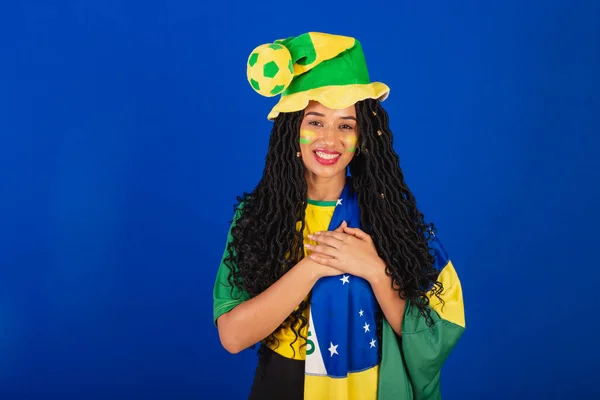 Jovem Negra Brasileira Futebol Com Bandeira Brasil Com Mão Peito — Fotografia de Stock