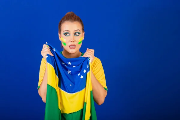 Mulher Branca Ruiva Brasil Futebol Brasileiro Fundo Azul Ansioso Angustiado — Fotografia de Stock