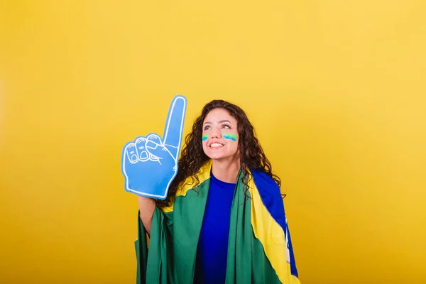 Ženský Fotbalový Fanoušek Fanda Brazílie Světový Pohár Pěnové Rukavici Ukazuje — Stock fotografie