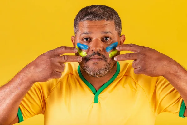 Brazylijczyk Czarny Fan Piłki Nożnej Brazylii Zbliżenie Zdjęcie Nakładanie Farby — Zdjęcie stockowe