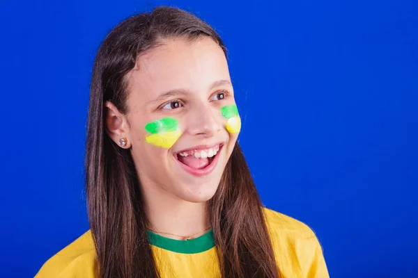 年轻姑娘 来自巴西的足球迷 令人惊讶的特写照片 — 图库照片