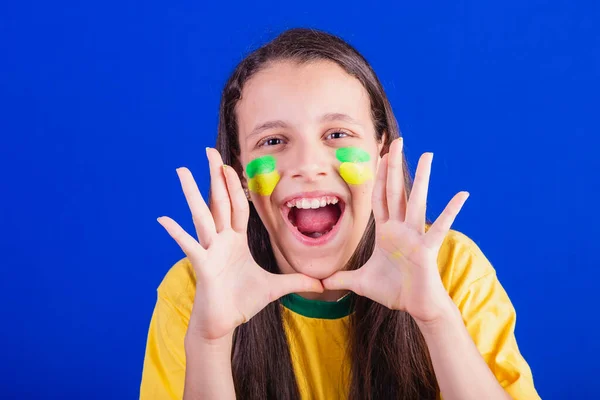 Młoda Dziewczyna Fanka Piłki Nożnej Brazylii Zbliżenie Zdjęcie Krzyczy Promocja — Zdjęcie stockowe