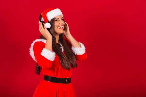 Krásná Brazilka Oblečená Vánočních Šatech Santa Claus Poslech Hudby Sluchátkách — Stock fotografie