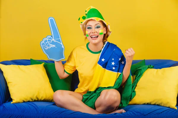Kaukasische Rothaarige Brasilianische Brasilianische Fußballfan Auf Der Couch Mit Schaumstofffinger — Stockfoto