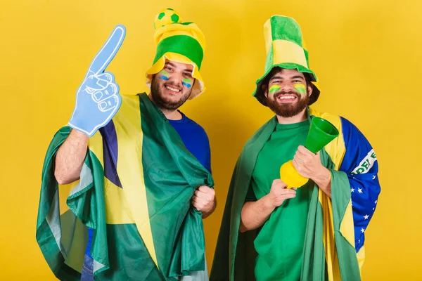 Dois Amigos Brasileiros Fãs Futebol Brasil Usando Bandeira Brasil Chifre — Fotografia de Stock