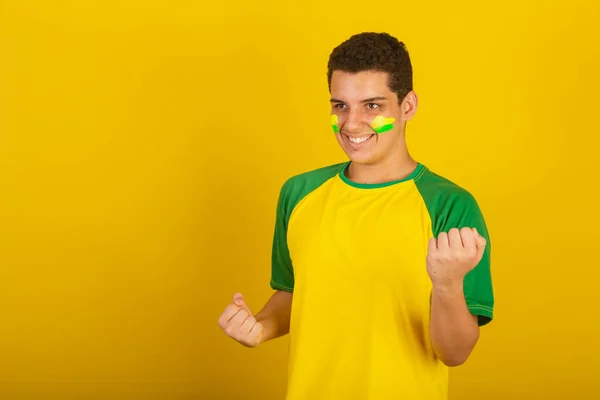 Jovem Brasileiro Futebol Vestido Verde Amarelo Torcendo Vibrando — Fotografia de Stock
