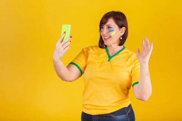 Roodharige Vrouw Braziliaanse Voetbalfan Videogesprek Mobiele Telefoon Smartphone — Stockfoto