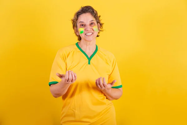 Доросла Доросла Жінка Футбольний Фанат Бразилії Дзвонить Руками Запрошуючи — стокове фото