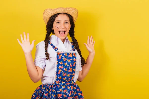 Dziewczyna Typowym Ubraniu Dla Festy Juniny Zdumiony Podekscytowany Szczęściem Radością — Zdjęcie stockowe