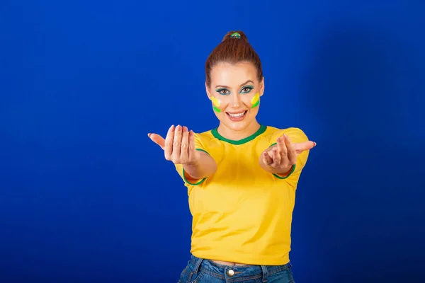 Beyaz Kadın Kızıl Saçlı Brezilyalı Futbol Fanatiği Brezilyalı Mavi Arka — Stok fotoğraf