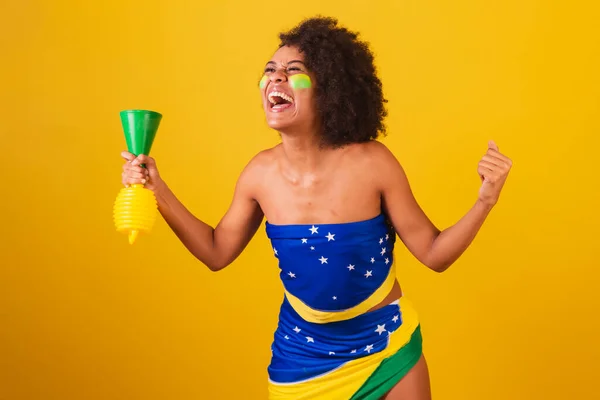 Jovem Negra Futebol Brasileiro Celebrando Com Chifre Mão — Fotografia de Stock