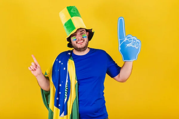 ブラジル人の白人男性サッカーファン帽子と泡の指ダンスお祝いの振付 — ストック写真