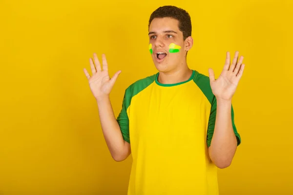 Fiatal Brazil Férfi Focirajongó Zöldbe Öltözött Sárga Meglepett — Stock Fotó