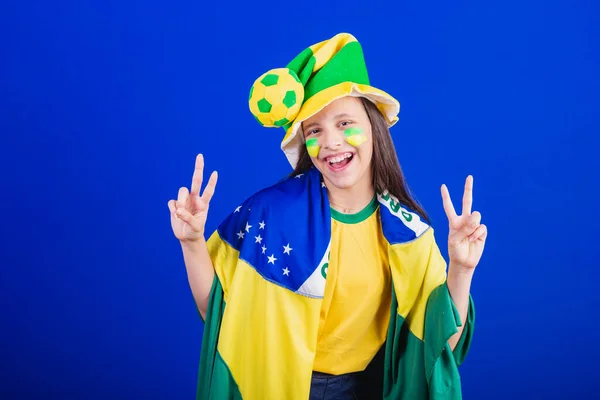 年轻姑娘 来自巴西的足球迷 戴着帽子和旗帜 振奋人心 — 图库照片