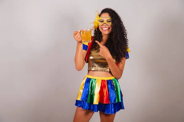 Schöne Schwarze Brasilianerin Mit Frevo Kleidung Karneval Mascara Bier Glas — Stockfoto