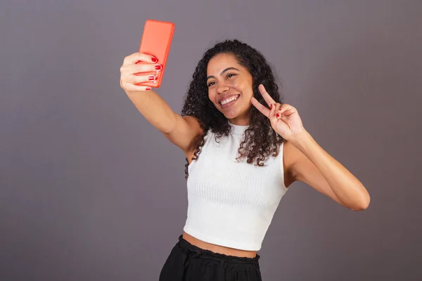 Genç Brezilyalı Siyahi Kadın Selfie Çekiyor Kırmızı Cep Telefonuyla Kendi — Stok fotoğraf