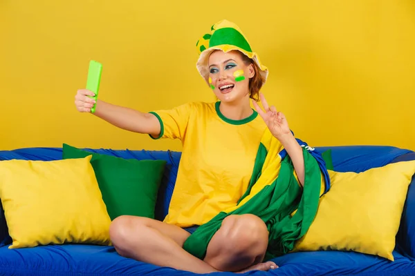 Kaukasierin Rotschopf Brasilianischer Fußballfan Auf Der Couch Selbstporträt Mit Smartphone — Stockfoto