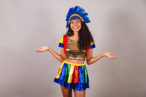 Schöne Schwarze Brasilianerin Mit Frevo Kleidung Karneval Karnevalsfedern Kopfbedeckung Willkommen — Stockfoto