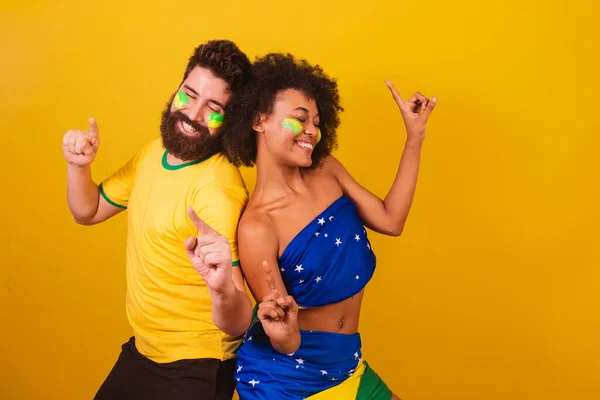 Cuplu Fani Brazilieni Fotbalului Îmbrăcați Culori Brazil Femeie Neagră Bărbat — Fotografie, imagine de stoc