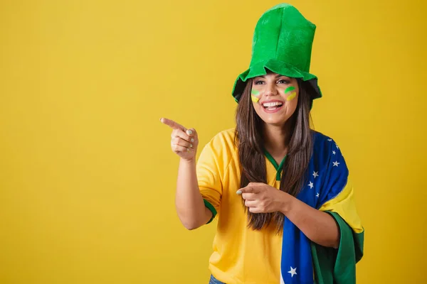 ブラジルの女性サポーター ワールドカップ2022 指で指して 何かを発表 旗やファンの服を着て — ストック写真