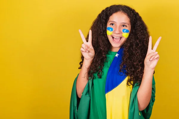Brezilyalı Beyaz Barış Aşkın Ifadesi Parmaklar Havada Fotoğraf Için Mutlu — Stok fotoğraf