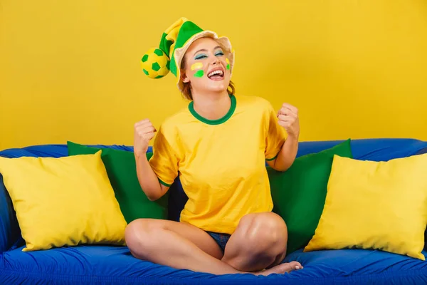 Biała Kobieta Ruda Brazylia Soccer Supporter Brazylijczyk Kanapie Świętowanie — Zdjęcie stockowe