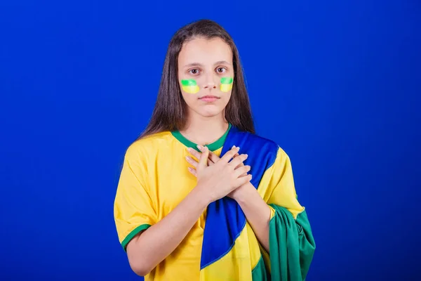 ブラジルのサッカーファンの少女です 国旗を着て国歌を歌いました — ストック写真