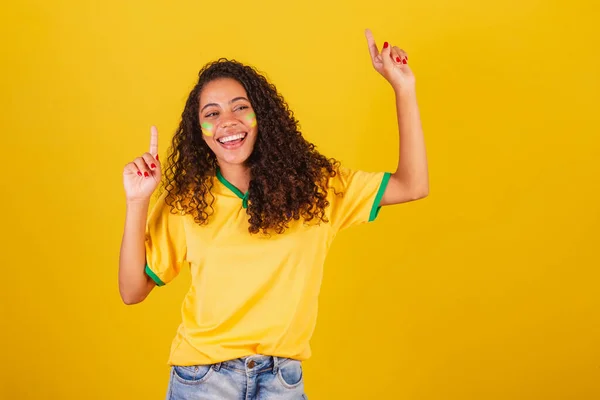若い黒人のブラジル人女性サッカーファン 指を上げて踊る — ストック写真