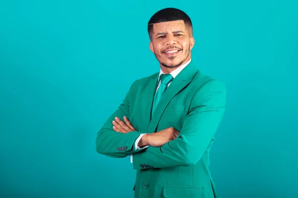 Βραζιλιάνος Μαύρος Ντυμένος Κοστούμι Και Πράσινη Γραβάτα Επιχειρηματίας Σταυρωμένα Χέρια — Φωτογραφία Αρχείου
