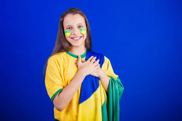 Юна Дівчина Футбольний Фанат Бразилії Одягнений Прапор Співаючи Національний Гімн — стокове фото
