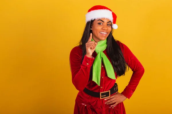 Krásná Černá Brazilská Žena Oblečená Vánočním Oblečení Santa Claus Ukazuje — Stock fotografie