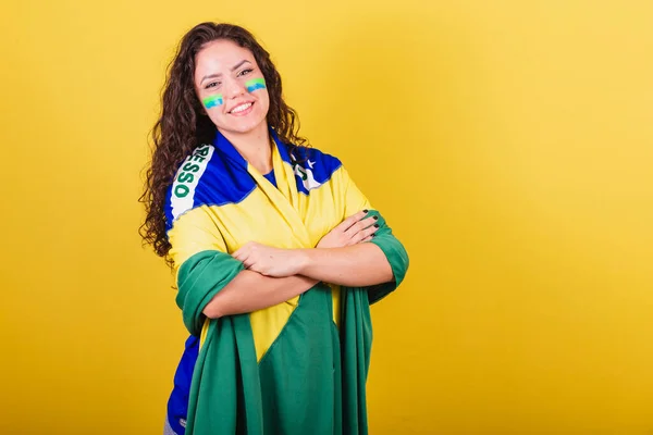 Női Futball Rajongó Fan Brazil Világkupa Karok Keresztbe Mosolygós Magabiztos — Stock Fotó