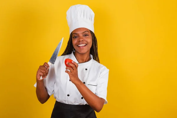 Genç Afro Brezilyalı Kadın Aşçı Elinde Bıçak Domates — Stok fotoğraf