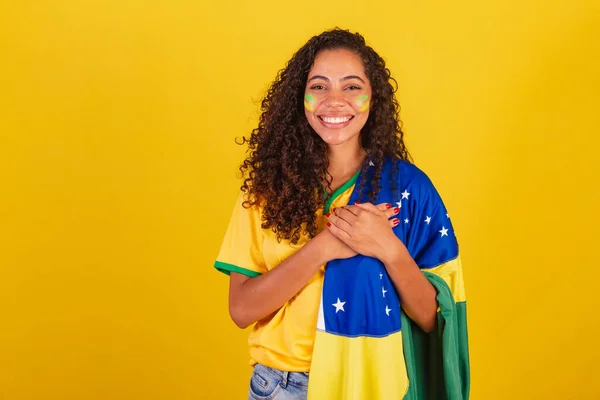 年轻的巴西黑人女子 足球迷 带着巴西国旗 手挽手 心存感激 — 图库照片