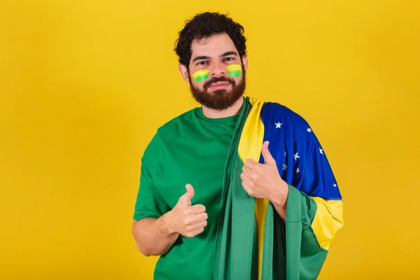 ブラジル出身の髭を生やした白人ブラジル人サッカーファン親指を上げ前向きな人 — ストック写真
