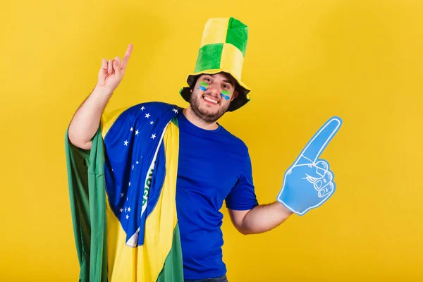 Braziliaanse Kaukasische Man Voetbalfan Uit Brazilië Hoed Schuimvinger Dansen Feestelijke — Stockfoto
