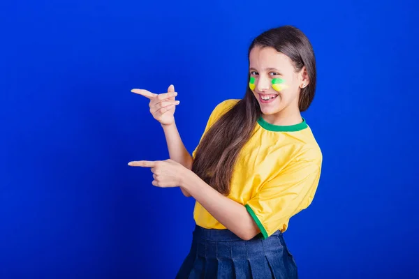 Genç Bir Kız Brezilyalı Bir Futbol Taraftarı Parmaklarıyla Bir Şey — Stok fotoğraf