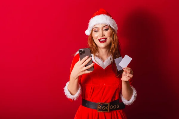 Hermosa Brasileña Pelirroja Vestida Con Ropa Navidad Santa Claus Posesión —  Fotos de Stock