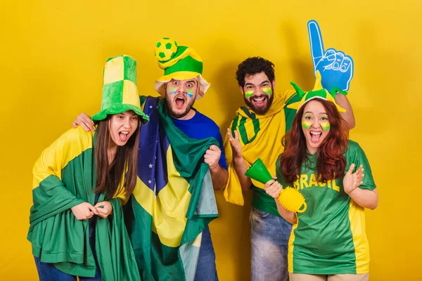 Grupa Przyjaciół Kibice Piłki Nożnej Brazylii Używając Brazylijskiej Flagi Rogu — Zdjęcie stockowe