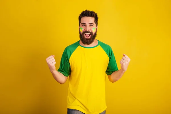 Hombre Caucásico Con Barba Brasileño Fanático Del Fútbol Brasil Celebrando —  Fotos de Stock