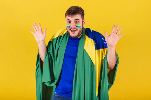 Homme Caucasien Brésilien Fan Football Brésil Étonné Wow Incroyable Incroyable — Photo