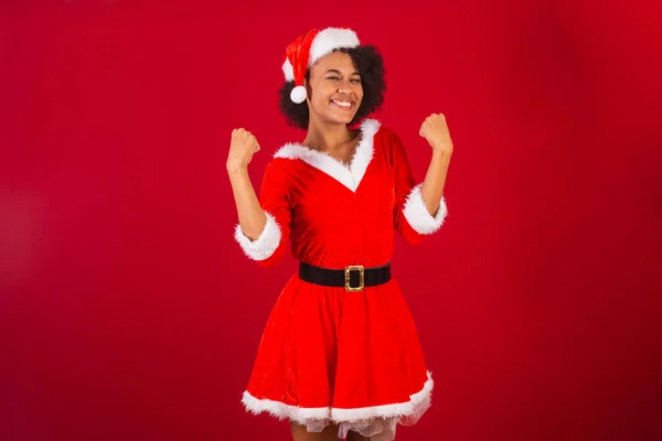Bela Mulher Brasileira Negra Vestida Papai Noel Mama Claus Comemorando — Fotografia de Stock