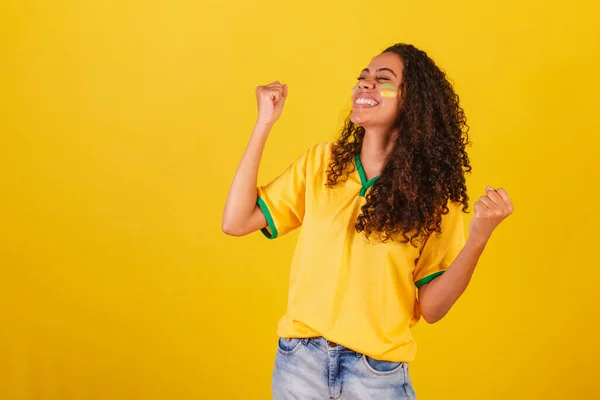 若い黒人のブラジル人女性サッカーファン 祝うことも祝うことも — ストック写真