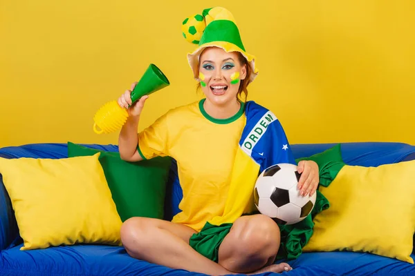 Caucasienne Rousse Femme Brésilienne Fan Football Sur Canapé Avec Corne — Photo