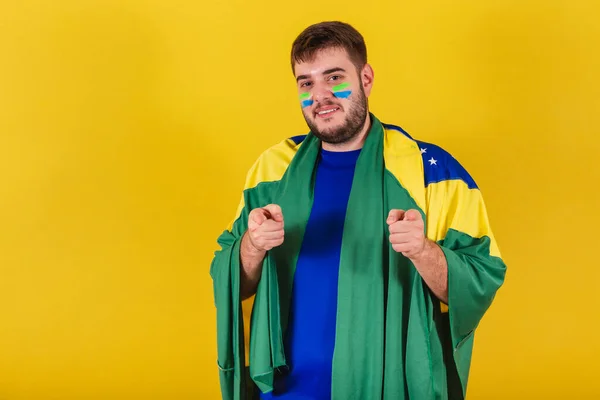 Hombre Brasileño Caucásico Aficionado Fútbol Brasileño Apuntando Cámara Dedo Índice — Foto de Stock
