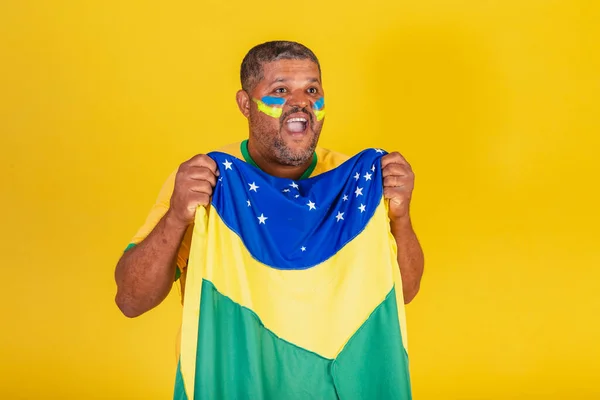 Чернокожий Бразилец Фанат Футбола Бразилии Размахивая Бразильским Флагом Празднуя Приветствуя — стоковое фото