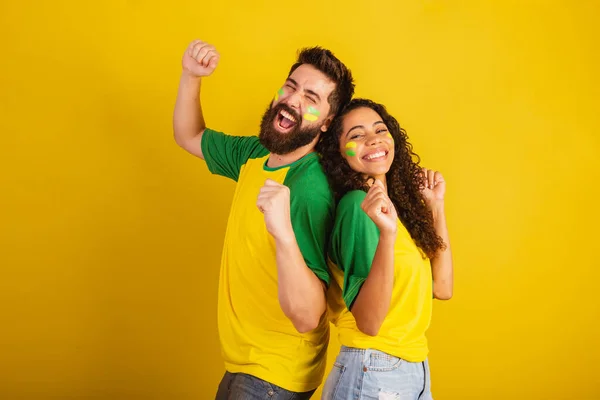 ブラジルのサッカー支持者のカップルは 国の色 黒の女性 白人男性に身を包んだ ねじれ振動 — ストック写真
